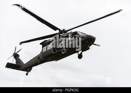 Idaho Army National Guard und Montana Army National Soldaten aus Die 116 Kavallerie Brigade Combat Team verhalten Air Assault Operations Training mit Soldaten der Royal Thai Army 12.08.26, in Thailands Lopburi Provinz während Hanuman Guardian 2018. Training mit ausländischen Kräften erhöht die Fähigkeiten der beiden Armeen. Mehr als 500 US-Army, Army National Guard und Royal Thai Army Soldaten beteiligen sich an Hanuman Guardian 2018 Aug.20 - 30 an der Kavallerie in Thailand, einer der beständigsten Verbündeten der USA in Asien. Stockfoto