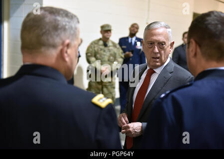 Verteidigungsminister James Mattis Gespräche mit Air Force General Joseph Lengyel, Chief, National Guard Bureau, und Armee Gen. Mark Milley, Stabschef der Armee, an der National Guard Association der Vereinigten Staaten 140 General Conference, New Orleans, Louisiana, Aug 25., 2018. (U.S. Army National Guard Foto von Sgt. 1. Klasse Jim Greenhill) Stockfoto