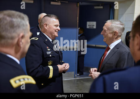 Verteidigungsminister James Mattis Gespräche mit Armee Generalmajor Glenn Curtis, Adjutant General, Louisiana National Guard, der in der National Guard Association der Vereinigten Staaten 140 General Conference, New Orleans, Louisiana, Aug 25., 2018. (U.S. Army National Guard Foto von Sgt. 1. Klasse Jim Greenhill) Stockfoto