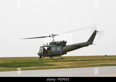 Mitglieder des 5 Sicherheitskräfte Squadron militärischen Gebrauchshund Abschnitt fliegen mit der 54 Helicopter Squadron am Minot Air Force Base, Texas, 23.08.2018. Flug Einarbeitung Training sorgt dafür, dass MWDs keine Angst vor der Flugzeuge und können effektiv Ihren Job nach der Landung. (U.S. Air Force Foto von älteren Flieger Jonathan McElderry) Stockfoto