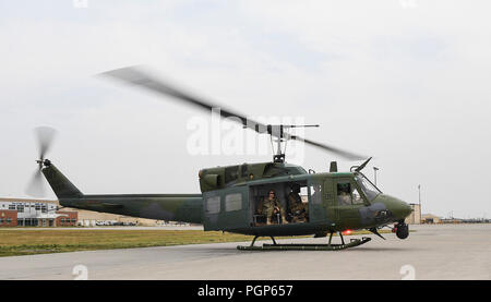 Mitglieder des 5 Sicherheitskräfte Squadron militärischen Gebrauchshund Abschnitt Vorbereiten mit der 54 Hubschrauber Geschwader zu nehmen während des Fluges Einarbeitung Training in Minot Air Force Base, Texas, 23.08.2018. Dies war das erste Mal das K-9 Einheit mit der 54 Hubschrauber Geschwader geflogen ist. (U.S. Air Force Foto von älteren Flieger Jonathan McElderry) Stockfoto