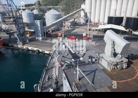 180825-N-GX 781-0072 SANTA MARTA, Kolumbien (Aug. 25, 2018) Das whidbey Island-Class Dock Landung Schiff USS Gunston Hall (LSD 44) ist in Santa Marta, Kolumbien für einen geplanten Hafen besuchen. Das Schiff ist auf die Bereitstellung unterstützen, Südsee, das ist eine jährliche gemeinsame Bereitstellung in der US Southern Command Verantwortungsbereich, wo eine Aufgabengruppe bereitstellen werden eine Vielzahl von Übungen und multinationalen Austausch durchzuführen, die Interoperabilität zu verbessern, die regionale Stabilität zu erhöhen, und bauen und regionale Beziehungen mit allen Ländern der Region weiterhin durch gemeinsame, multinationale und in Stockfoto