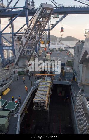 180825-N-GX 781-0084 SANTA MARTA, Kolumbien (Aug. 25, 2018) Das whidbey Island-Class Dock Landung Schiff USS Gunston Hall (LSD 44) führt Kran arbeiten wie das Schiff in Santa Marta, Kolumbien ist für einen geplanten Hafen besuchen. Das Schiff ist auf die Bereitstellung unterstützen, Südsee, das ist eine jährliche gemeinsame Bereitstellung in der US Southern Command Verantwortungsbereich, wo eine Aufgabengruppe bereitstellen werden eine Vielzahl von Übungen und multinationalen Austausch durchzuführen, die Interoperabilität zu verbessern, die regionale Stabilität zu erhöhen, und bauen und regionale Beziehungen mit allen Ländern der Regi beibehalten Stockfoto