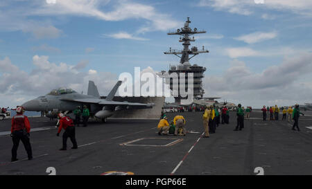 180825-N-AG 490-0458 ATLANTIK (Aug. 25, 2018) Segler bereiten Sie eine EA-18G Growler aus der Patrioten von Electronic Attack Squadron (VAQ) 140 auf dem Flugdeck der Nimitz-Klasse Flugzeugträger USS Abraham Lincoln (CVN 72). Abraham Lincoln wird derzeit die Durchführung von Carrier Qualifikationen. (U.S. Marine Foto von Mass Communication Specialist Seaman Maxwell Anderson/Freigegeben) Stockfoto