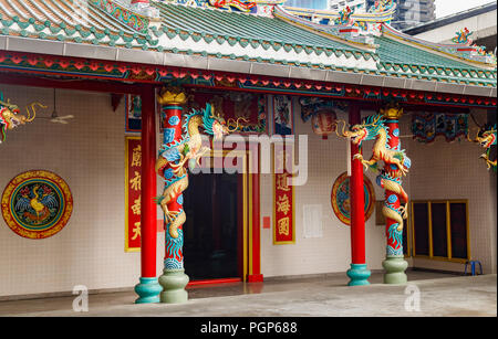 Chinesische Drachen Säule Tempel Eingang mit bunten Drachen, Charoen Krung 50 Alley, Khwaeng Bang Rak, Khet Bang Rak, Krung Thep Maha Nakhon, Bangkok Stockfoto