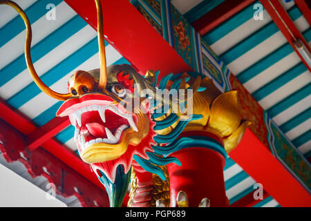 Chinesische Drachen: Traditionelle Dragon Head bei einem chinesischen Tempel in Charoen Krung 50 Alley, Khwaeng Bang Rak, Khet Bang Rak, Krung Thep Maha Nakhon, Bangkok, Thailand Stockfoto