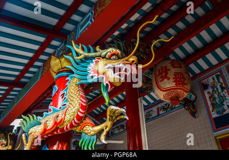 Traditionelle Chinesische Drachen Statue an einem Tempel in Charoen Krung 50 Alley, Khwaeng Bang Rak, Khet Bang Rak, Krung Thep Maha Nakhon, Bangkok, Thailand Stockfoto