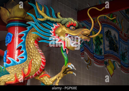 Chinesische Drachen: Traditionelle Dragon Head bei einem chinesischen Tempel in Charoen Krung 50 Alley, Khwaeng Bang Rak, Khet Bang Rak, Krung Thep Maha Nakhon, Bangkok, Thailand Stockfoto