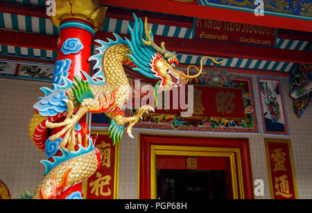 Chinesische Drachen: Traditionelle Dragon Head bei einem chinesischen Tempel in Charoen Krung 50 Alley, Khwaeng Bang Rak, Khet Bang Rak, Krung Thep Maha Nakhon, Bangkok, Thailand Stockfoto