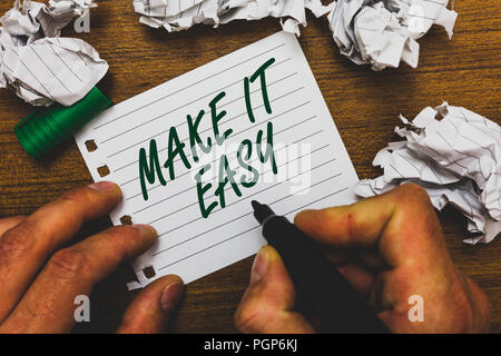 Konzeptionelle Hand schreiben, machen es einfach. Business Foto text Smart Ansatz mühelos Frei von Sorgen oder Schwierigkeiten Mann mit Marker noteb Stockfoto
