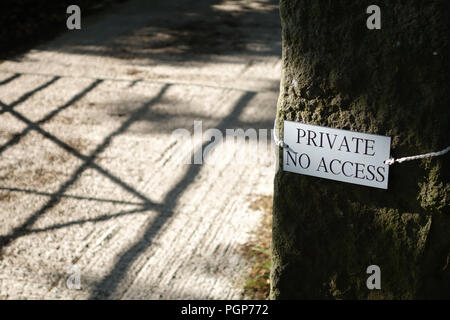 Private kein Zugriff auf einem Stein Tor post Neben eigenen Antrieb, die zu einem Bauernhof in Bradfield, im Peak District National Park Stockfoto