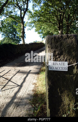 Private kein Zugriff auf einem Stein Tor post Neben eigenen Antrieb, die zu einem Bauernhof in Bradfield, im Peak District National Park Stockfoto