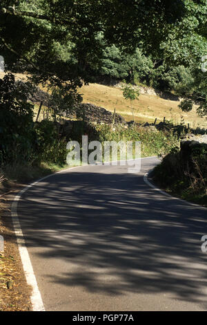 Sie suchen in einem leichten Bogen auf ein Land Hill Lane gerade innerhalb des Peak District National Park in der Nähe von Bradfield, Sheffield Stockfoto