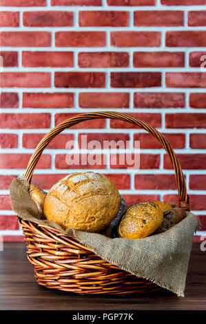 Noch immer leben Foto von Brot und Backwaren im Weidenkorb. Amerikanische und französische Toast zum Frühstück. Stockfoto