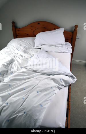 Bettwäsche aus ägyptischer Baumwolle auf bequemen Bett in einem Cottage Guest Schlafzimmer Stockfoto