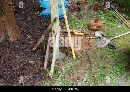Holz Zaun Pfosten Einbetonieren - USA Stockfoto, Bild: 216848258 - Alamy