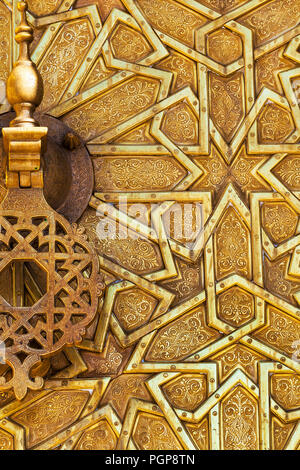 Marokko bis detail von außen Messing Türen schließen am königlichen Palast in Fes. Konzentrieren Sie sich auf eine schwere Klopfer und dreidimensionale Gestaltungen auf der Tür Oberfläche
