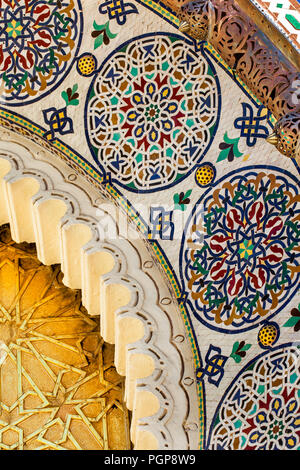 Marokko Royal Palace Türen in Fes, Nahaufnahme, Detail der komplizierten Mosaik Fliese Design und dekorative Verkleidung aus Metall. Fantastisches Beispiel der marokkanischen Artistik Stockfoto