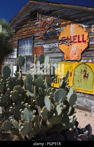 Alte Gebäude aus Holz auf der Route 66 mit Kakteen und alten Zeichen Stockfoto