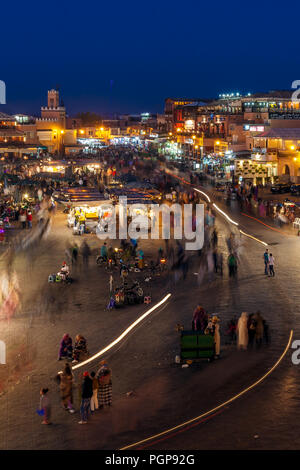 Marokko - Dec 24, 2012: Der Nachtmarkt in den wichtigsten öffentlichen Platz in Marrakesch. Jeden Abend den Platz mit Ständen und Shopper füllt Stockfoto