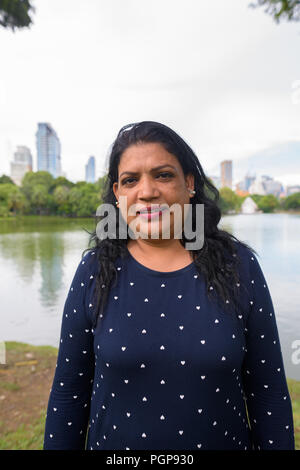 Portrait von Reifen indische Frau Entspannung im Park Stockfoto