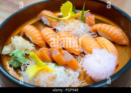 Sashimi Lachs, roher Fisch, Japanisch essen. (selektive Fokus) Stockfoto