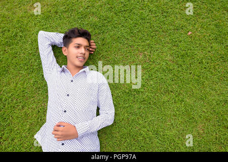 Porträt der jungen indischen Teenager Relaxen im Park Stockfoto