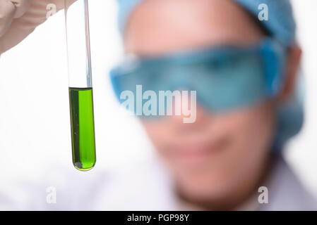 Wissenschaftler prüfen mit Reagenzglas. Analyse Konzept Stockfoto