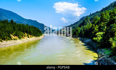 Der Fraser River nach Norden von der Cog Harrington Brücke zwischen den Städten von Boston Bar und North Bend in den Fraser Canyon in Britisch-Kolumbien, Stockfoto