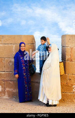 ESSAOUIRA, MAROKKO - DEC. 2012: Muslimische Familie in traditioneller Kleidung in Essaouira, ein aus dem 16. Jahrhundert. historische Fischerdorf. Stockfoto