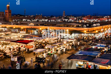 Marokko - Dec 24, 2012: Luftaufnahme der Nachtmarkt in den wichtigsten öffentlichen Platz in Marrakesch. Am Abend ist der Platz füllt sich mit Essen steht Stockfoto