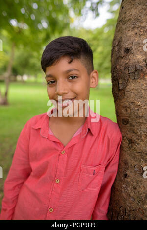 Porträt der Jungen Entspannung im Park Stockfoto