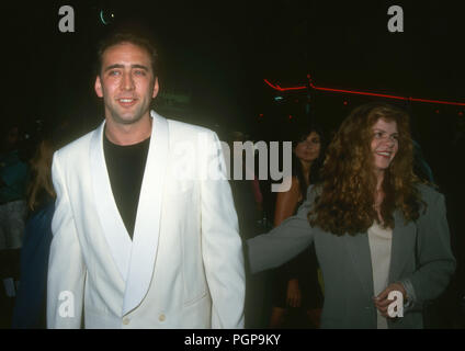 HOLLYWOOD, CA - 25. August: Schauspieler Nicolas Cage die Premiere von "besucht Honeymoon in Vegas' am 25. August 1992 im Mann's Chinese Theatre in Hollywood, Kalifornien. Foto von Barry King/Alamy Stock Foto Stockfoto