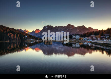 Misurina See, Dolomiten (italienische Alpen) bei Sonnenuntergang gesehen. Sorapiss Berg im Hintergrund. Südtirol, Dolomiten, Italien. Stockfoto