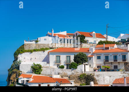 Azenhas do Mar atemberaubende Dorf auf einem Felsen an der Atlantikküste in der Nähe von Sintra, Portugal gebaut Stockfoto