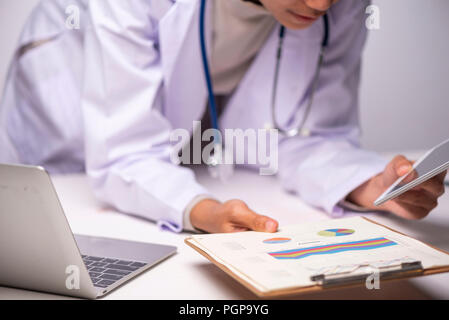Closeup Portrait von Essen Forscher Prüfung Aktivität von Bio Pflanze Setzlinge in der Baumschule Labor, Botaniker Lab Wissenschaftler biologischen Test o Stockfoto