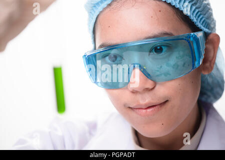 Wissenschaftler prüfen mit Reagenzglas. Analyse Konzept Stockfoto