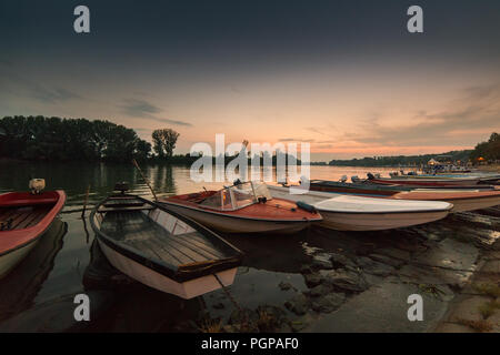 Verankerten Boote an einem Flussufer bei Sonnenuntergang Stockfoto