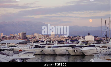 Vollmond über die Berge und den Hafen in Split, Croati Stockfoto