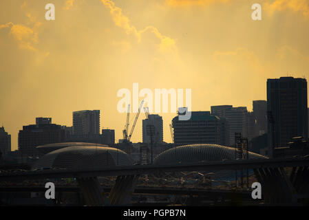 Singapur Stadtbild in der Abenddämmerung. Landschaft von Singapur business modernes Gebäude um Marina Bay bei Dämmerung, Singapur - 11. Juli 2018 Stockfoto