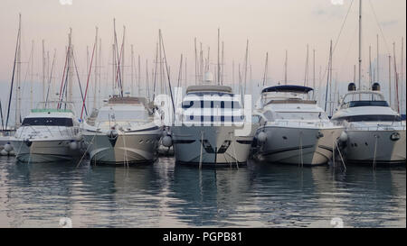 Fünf Boote im Hafen Split am frühen Abend, auf dem Wasser mit Boot Masten hinter Stockfoto