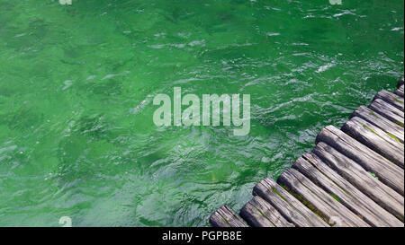 Grünes Wasser mit Wellen in Plitvice, Kroatien Stockfoto