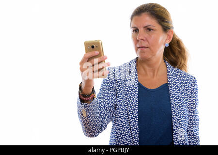 Studio shot reifer schöne Geschäftsfrau mit Handy Stockfoto