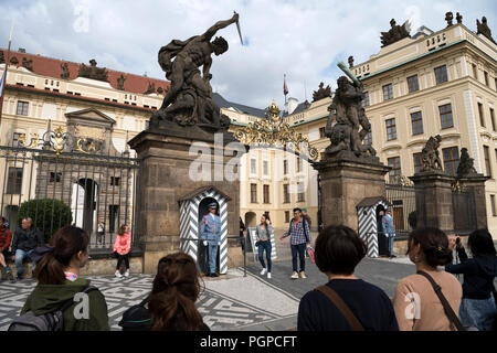 Chinesische Touristen auf der Prager Burg und die Wachen am Eingang in ihre Sentry - Boxen, Prag, Tschechische Republik. Stockfoto