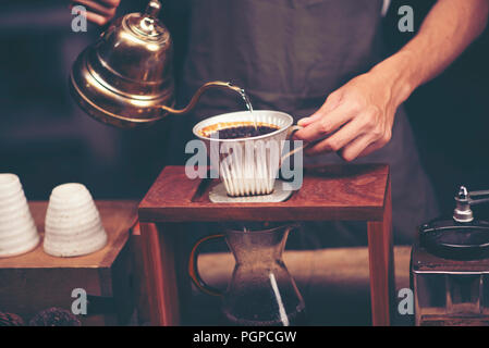 Tropfen brauen, gefilterter Kaffee, oder Gießen-über ist eine Methode, die das Gießen von Wasser über gerösteten, gemahlenen Kaffeebohnen in einem Filter enthalten. Stockfoto