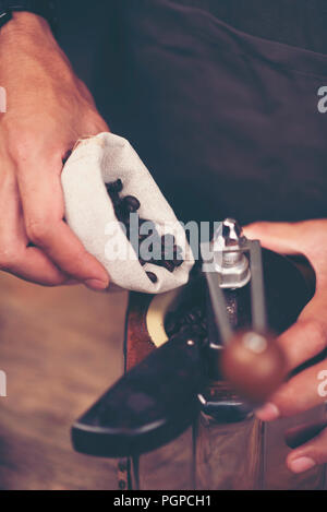 Herstellung gebraut Kaffee aus dampfenden Filter Tropf Stil. Stockfoto