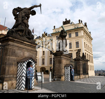 Die Prager Burg Wächter am Eingang in ihre Sentry - Boxen, Prag, Tschechische Republik. Stockfoto