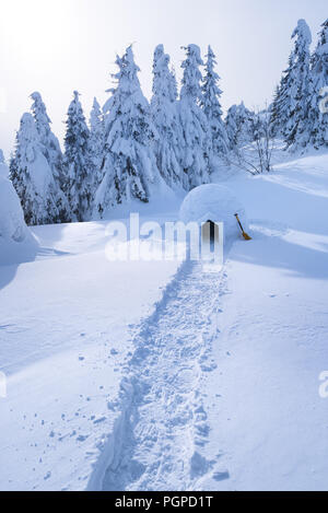 Schneeiglu. Winter in den Bergen. Landschaft mit Tierheim für extreme Touristen. Abenteuer im Freien Stockfoto