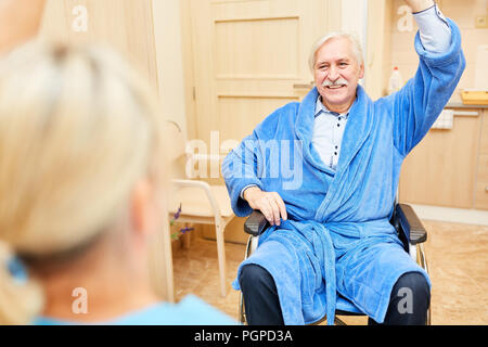 Ältere Menschen tun, Ergotherapie in Krankenpflege oder Pflegeheim Stockfoto