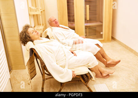 Pensionierte ältere Paar entspannt zusammen im Spa in einem Wellness Hotel Stockfoto